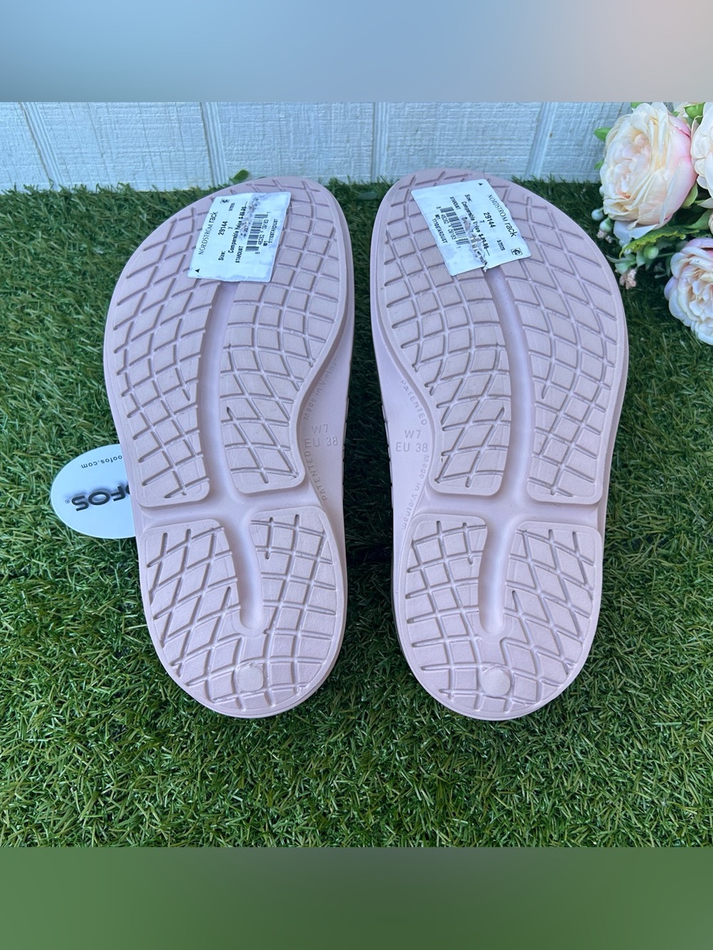 OOFOS
WOMEN OOMEGA OOAHH
SANDAL STARDUST
size 7 gently used - Picture 16 of 16